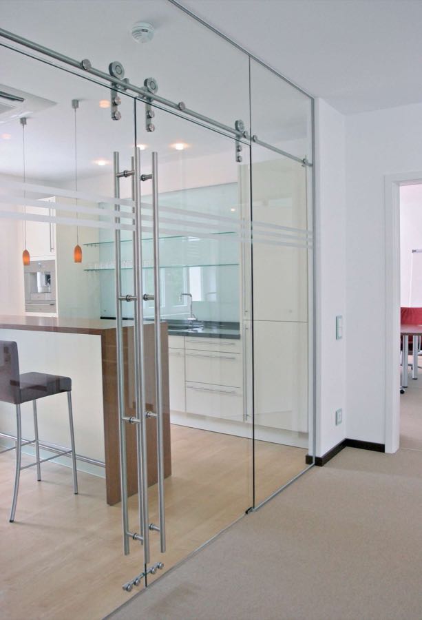 Puerta corrediza de vidrio DVH en interior