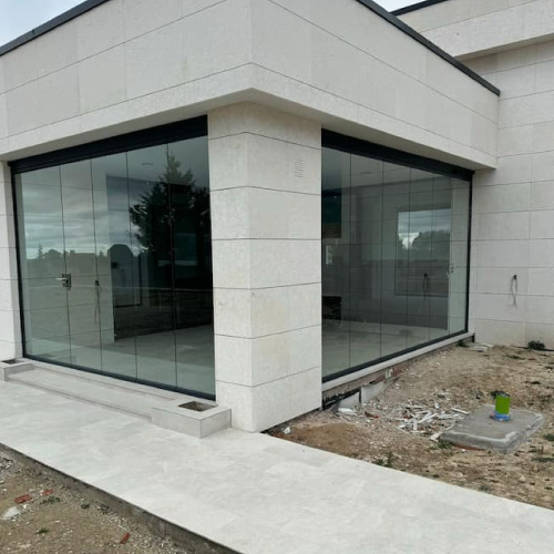 Frente comercial con vidrio templado