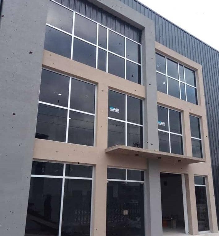 Fachada vidriada de edificio comercial en Mendoza