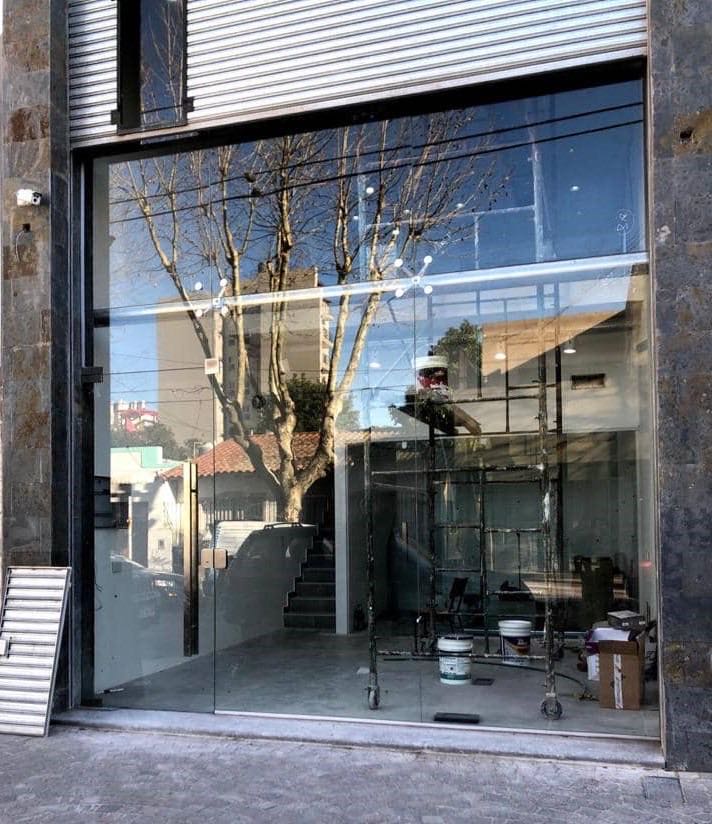 Frente de local con vidrio templado y puerta de acceso