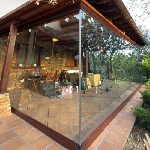 Cerramiento de balcón con vidrio y aluminio